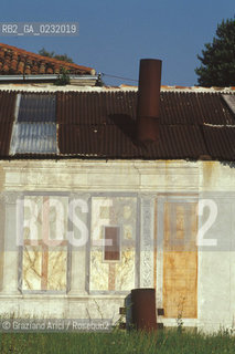 Caption: Nome:..ISOLA DI SAN SERVOLO: CENTRO EUROPEO PER RESTAURATORI....Localizzazione:..VENEZIA / ISOLA DI SAN SERVOLO  / LAGUNA SUD..VENICE / THE ISLE OF SAN SERVOLO / THE SOUTH  LAGOON..Soggetto:..ISOLA DI SAN SERVOLO / CENTRO EUROPEO PER RESTAURATORI / ..THE ISLE OF SAN SERVOLO / THE EUROPEAN CENTRE FOR RESTORERS ..Cronologia:......Autore:......Stile:......Editori Stampatori:......Committenza:......Materia e Tecnica:......Collocazione:......Note:..DAL 1734 DIVENNE RICOVERO PER MALATTIE MENTALI FINO AL 1979 / DAL1982 OSPITA LA SCUOLA EUROPEA DI ONCOLOGIA E IL CENTRO EUROPEO PER RESTAURATORI / DAL 1996 E SEDE DELLA VENICE INTERNATIONAL UNIVERSITY / RIUSO..FROM 1734 TO 1979 IT WAS USED AS A MENTAL HOSPITAL / IN 1982  IT BECAME THE SEAT OF EUROPEAN SCHOOL OF ONCOLOGY  AND  OF THE EUROPEAN  CENTRE FOR RESTORERS / IN 1996 IT BECAME THE SEAT OF THE VENICE INTERNATIONAL UNIVERSITY /  RE-USE ..Riproduzione Fotografica:..Graziano Arici/Rosebud2 ...Copyright:..Graziano Arici / rosebud2/....Data:..1993....Costo:..A....Key:..ISOLE ABBANDONATE..UNINHABITED ISLANDS
