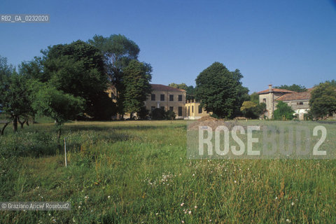 Caption: Nome:..ISOLA DI SAN SERVOLO....Localizzazione:..VENEZIA / ISOLA DI SAN SERVOLO / LAGUNA SUD..VENICE / THE ISLE OF SAN SERVOLO / THE SOUTH  LAGOON..Soggetto:..ISOLA DI SAN SERVOLO..THE ISLE OF SAN SERVOLO..Cronologia:......Autore:......Stile:......Editori Stampatori:......Committenza:......Materia e Tecnica:......Collocazione:......Note:..DAL 1734 DIVENNE RICOVERO PER MALATTIE MENTALI FINO AL 1979 / DAL1982 OSPITA LA SCUOLA EUROPEA DI ONCOLOGIA E IL CENTRO EUROPEO PER RESTAURATORI / DAL 1996 E SEDE DELLA VENICE INTERNATIONAL UNIVERSITY / RIUSO..FROM 1734 TO 1979 IT WAS USED AS A MENTAL HOSPITAL / IN 1982  IT BECAME THE SEAT OF EUROPEAN SCHOOL OF ONCOLOGY  AND  OF THE EUROPEAN  CENTRE FOR RESTORERS / IN 1996 IT BECAME THE SEAT OF THE VENICE INTERNATIONAL UNIVERSITY /  RE-USE ..Riproduzione Fotografica:..Graziano Arici/Rosebud2 ...Copyright:..Graziano Arici / rosebud2/....Data:..1993....Costo:..A....Key:..ISOLE ABBANDONATE..UNINHABITED ISLANDS