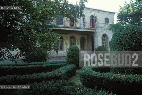 Caption: Nome:..ISOLA DI SAN SERVOLO....Localizzazione:..VENEZIA / ISOLA DI SAN SERVOLO / LAGUNA SUD..VENICE / THE ISLE OF SAN SERVOLO / THE SOUTH  LAGOON..Soggetto:..ISOLA DI SAN SERVOLO..THE ISLE OF SAN SERVOLO..Cronologia:......Autore:......Stile:......Editori Stampatori:......Committenza:......Materia e Tecnica:......Collocazione:......Note:..DAL 1734 DIVENNE RICOVERO PER MALATTIE MENTALI FINO AL 1979 / DAL1982 OSPITA LA SCUOLA EUROPEA DI ONCOLOGIA E IL CENTRO EUROPEO PER RESTAURATORI / DAL 1996 E SEDE DELLA VENICE INTERNATIONAL UNIVERSITY / RIUSO..FROM 1734 TO 1979 IT WAS USED AS A MENTAL HOSPITAL / IN 1982  IT BECAME THE SEAT OF EUROPEAN SCHOOL OF ONCOLOGY  AND  OF THE EUROPEAN  CENTRE FOR RESTORERS / IN 1996 IT BECAME THE SEAT OF THE VENICE INTERNATIONAL UNIVERSITY /  RE-USE ..Riproduzione Fotografica:..Graziano Arici/Rosebud2 ...Copyright:..Graziano Arici / rosebud2/....Data:..1993....Costo:..A....Key:..ISOLE ABBANDONATE..UNINHABITED ISLANDS