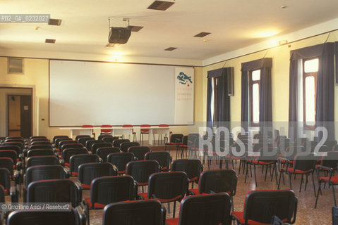 Caption: Nome:..ISOLA DI SAN SERVOLO: VENICE INTERNATIONAL UNIVERSITY....Localizzazione:..VENEZIA / ISOLA DI SAN SERVOLO  / LAGUNA SUD..VENICE / THE ISLE OF SAN SERVOLO / THE SOUTH  LAGOON..Soggetto:..ISOLA DI SAN SERVOLO / VENICE INTERNATIONAL UNIVERSITY / MENSA..THE ISLE OF SAN SERVOLO / REFECTORY..Cronologia:......Autore:......Stile:......Editori Stampatori:......Committenza:......Materia e Tecnica:......Collocazione:......Note:..DAL 1734 DIVENNE RICOVERO PER MALATTIE MENTALI FINO AL 1979 / DAL1982 OSPITA LA SCUOLA EUROPEA DI ONCOLOGIA E IL CENTRO EUROPEO PER RESTAURATORI / DAL 1996 E SEDE DELLA VENICE INTERNATIONAL UNIVERSITY / RIUSO..FROM 1734 TO 1979 IT WAS USED AS A MENTAL HOSPITAL / IN 1982  IT BECAME THE SEAT OF EUROPEAN SCHOOL OF ONCOLOGY  AND  OF THE EUROPEAN  CENTRE FOR RESTORERS / IN 1996 IT BECAME THE SEAT OF THE VENICE INTERNATIONAL UNIVERSITY /  RE-USE ..Riproduzione Fotografica:..Graziano Arici/Rosebud2 ...Copyright:..Graziano Arici / rosebud2/....Data:..1993....Costo:..A....Key:..ISOLE ABBANDONATE..UNINHABITED ISLANDS