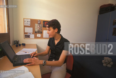 Caption: Nome:..ISOLA DI SAN SERVOLO: VENICE INTERNATIONAL UNIVERSITY....Localizzazione:..VENEZIA / ISOLA DI SAN SERVOLO  / LAGUNA SUD..VENICE / THE ISLE OF SAN SERVOLO / THE SOUTH  LAGOON..Soggetto:..ISOLA DI SAN SERVOLO / VENICE INTERNATIONAL UNIVERSITY / MENSA..THE ISLE OF SAN SERVOLO / REFECTORY..Cronologia:......Autore:......Stile:......Editori Stampatori:......Committenza:......Materia e Tecnica:......Collocazione:......Note:..DAL 1734 DIVENNE RICOVERO PER MALATTIE MENTALI FINO AL 1979 / DAL1982 OSPITA LA SCUOLA EUROPEA DI ONCOLOGIA E IL CENTRO EUROPEO PER RESTAURATORI / DAL 1996 E SEDE DELLA VENICE INTERNATIONAL UNIVERSITY / RIUSO..FROM 1734 TO 1979 IT WAS USED AS A MENTAL HOSPITAL / IN 1982  IT BECAME THE SEAT OF EUROPEAN SCHOOL OF ONCOLOGY  AND  OF THE EUROPEAN  CENTRE FOR RESTORERS / IN 1996 IT BECAME THE SEAT OF THE VENICE INTERNATIONAL UNIVERSITY /  RE-USE ..Riproduzione Fotografica:..Graziano Arici/Rosebud2 ...Copyright:..Graziano Arici / rosebud2/....Data:..1993....Costo:..A....Key:..ISOLE ABBANDONATE..UNINHABITED ISLANDS