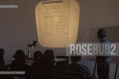 Caption: Nome:..ISOLA DI SAN SERVOLO: VENICE INTERNATIONAL UNIVERSITY....Localizzazione:..VENEZIA / ISOLA DI SAN SERVOLO  / LAGUNA SUD..VENICE / THE ISLE OF SAN SERVOLO / THE SOUTH  LAGOON..Soggetto:..ISOLA DI SAN SERVOLO / VENICE INTERNATIONAL UNIVERSITY / MENSA..THE ISLE OF SAN SERVOLO / REFECTORY..Cronologia:......Autore:......Stile:......Editori Stampatori:......Committenza:......Materia e Tecnica:......Collocazione:......Note:..DAL 1734 DIVENNE RICOVERO PER MALATTIE MENTALI FINO AL 1979 / DAL1982 OSPITA LA SCUOLA EUROPEA DI ONCOLOGIA E IL CENTRO EUROPEO PER RESTAURATORI / DAL 1996 E SEDE DELLA VENICE INTERNATIONAL UNIVERSITY / RIUSO..FROM 1734 TO 1979 IT WAS USED AS A MENTAL HOSPITAL / IN 1982  IT BECAME THE SEAT OF EUROPEAN SCHOOL OF ONCOLOGY  AND  OF THE EUROPEAN  CENTRE FOR RESTORERS / IN 1996 IT BECAME THE SEAT OF THE VENICE INTERNATIONAL UNIVERSITY /  RE-USE ..Riproduzione Fotografica:..Graziano Arici/Rosebud2 ...Copyright:..Graziano Arici / rosebud2/....Data:..1993....Costo:..A....Key:..ISOLE ABBANDONATE..UNINHABITED ISLANDS