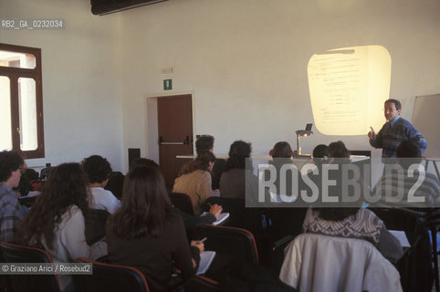 Caption: Nome:..ISOLA DI SAN SERVOLO: VENICE INTERNATIONAL UNIVERSITY....Localizzazione:..VENEZIA / ISOLA DI SAN SERVOLO  / LAGUNA SUD..VENICE / THE ISLE OF SAN SERVOLO / THE SOUTH  LAGOON..Soggetto:..ISOLA DI SAN SERVOLO / VENICE INTERNATIONAL UNIVERSITY / MENSA..THE ISLE OF SAN SERVOLO / REFECTORY..Cronologia:......Autore:......Stile:......Editori Stampatori:......Committenza:......Materia e Tecnica:......Collocazione:......Note:..DAL 1734 DIVENNE RICOVERO PER MALATTIE MENTALI FINO AL 1979 / DAL1982 OSPITA LA SCUOLA EUROPEA DI ONCOLOGIA E IL CENTRO EUROPEO PER RESTAURATORI / DAL 1996 E SEDE DELLA VENICE INTERNATIONAL UNIVERSITY / RIUSO..FROM 1734 TO 1979 IT WAS USED AS A MENTAL HOSPITAL / IN 1982  IT BECAME THE SEAT OF EUROPEAN SCHOOL OF ONCOLOGY  AND  OF THE EUROPEAN  CENTRE FOR RESTORERS / IN 1996 IT BECAME THE SEAT OF THE VENICE INTERNATIONAL UNIVERSITY /  RE-USE ..Riproduzione Fotografica:..Graziano Arici/Rosebud2 ...Copyright:..Graziano Arici / rosebud2/....Data:..1993....Costo:..A....Key:..ISOLE ABBANDONATE..UNINHABITED ISLANDS