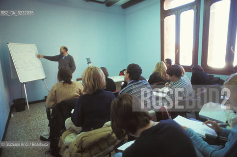 Caption: Nome:..ISOLA DI SAN SERVOLO: VENICE INTERNATIONAL UNIVERSITY....Localizzazione:..VENEZIA / ISOLA DI SAN SERVOLO  / LAGUNA SUD..VENICE / THE ISLE OF SAN SERVOLO / THE SOUTH  LAGOON..Soggetto:..ISOLA DI SAN SERVOLO / VENICE INTERNATIONAL UNIVERSITY / MENSA..THE ISLE OF SAN SERVOLO / REFECTORY..Cronologia:......Autore:......Stile:......Editori Stampatori:......Committenza:......Materia e Tecnica:......Collocazione:......Note:..DAL 1734 DIVENNE RICOVERO PER MALATTIE MENTALI FINO AL 1979 / DAL1982 OSPITA LA SCUOLA EUROPEA DI ONCOLOGIA E IL CENTRO EUROPEO PER RESTAURATORI / DAL 1996 E SEDE DELLA VENICE INTERNATIONAL UNIVERSITY / RIUSO..FROM 1734 TO 1979 IT WAS USED AS A MENTAL HOSPITAL / IN 1982  IT BECAME THE SEAT OF EUROPEAN SCHOOL OF ONCOLOGY  AND  OF THE EUROPEAN  CENTRE FOR RESTORERS / IN 1996 IT BECAME THE SEAT OF THE VENICE INTERNATIONAL UNIVERSITY /  RE-USE ..Riproduzione Fotografica:..Graziano Arici/Rosebud2 ...Copyright:..Graziano Arici / rosebud2/....Data:..1993....Costo:..A....Key:..ISOLE ABBANDONATE..UNINHABITED ISLANDS