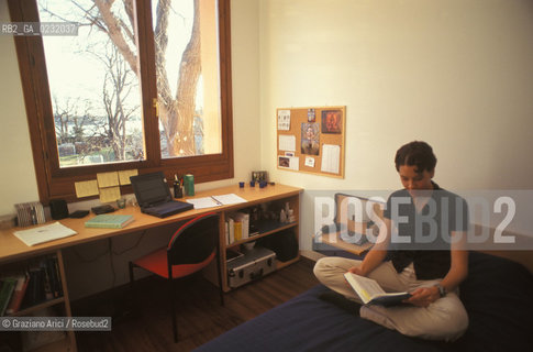 Caption: Nome:..ISOLA DI SAN SERVOLO: VENICE INTERNATIONAL UNIVERSITY....Localizzazione:..VENEZIA / ISOLA DI SAN SERVOLO  / LAGUNA SUD..VENICE / THE ISLE OF SAN SERVOLO / THE SOUTH  LAGOON..Soggetto:..ISOLA DI SAN SERVOLO / VENICE INTERNATIONAL UNIVERSITY / MENSA..THE ISLE OF SAN SERVOLO / REFECTORY..Cronologia:......Autore:......Stile:......Editori Stampatori:......Committenza:......Materia e Tecnica:......Collocazione:......Note:..DAL 1734 DIVENNE RICOVERO PER MALATTIE MENTALI FINO AL 1979 / DAL1982 OSPITA LA SCUOLA EUROPEA DI ONCOLOGIA E IL CENTRO EUROPEO PER RESTAURATORI / DAL 1996 E SEDE DELLA VENICE INTERNATIONAL UNIVERSITY / RIUSO..FROM 1734 TO 1979 IT WAS USED AS A MENTAL HOSPITAL / IN 1982  IT BECAME THE SEAT OF EUROPEAN SCHOOL OF ONCOLOGY  AND  OF THE EUROPEAN  CENTRE FOR RESTORERS / IN 1996 IT BECAME THE SEAT OF THE VENICE INTERNATIONAL UNIVERSITY /  RE-USE ..Riproduzione Fotografica:..Graziano Arici/Rosebud2 ...Copyright:..Graziano Arici / rosebud2/....Data:..1993....Costo:..A....Key:..ISOLE ABBANDONATE..UNINHABITED ISLANDS