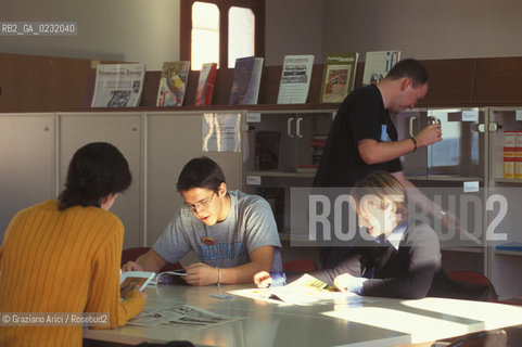 Caption: Nome:..ISOLA DI SAN SERVOLO: VENICE INTERNATIONAL UNIVERSITY....Localizzazione:..VENEZIA / ISOLA DI SAN SERVOLO  / LAGUNA SUD..VENICE / THE ISLE OF SAN SERVOLO / THE SOUTH  LAGOON..Soggetto:..ISOLA DI SAN SERVOLO / VENICE INTERNATIONAL UNIVERSITY / MENSA..THE ISLE OF SAN SERVOLO / REFECTORY..Cronologia:......Autore:......Stile:......Editori Stampatori:......Committenza:......Materia e Tecnica:......Collocazione:......Note:..DAL 1734 DIVENNE RICOVERO PER MALATTIE MENTALI FINO AL 1979 / DAL1982 OSPITA LA SCUOLA EUROPEA DI ONCOLOGIA E IL CENTRO EUROPEO PER RESTAURATORI / DAL 1996 E SEDE DELLA VENICE INTERNATIONAL UNIVERSITY / RIUSO..FROM 1734 TO 1979 IT WAS USED AS A MENTAL HOSPITAL / IN 1982  IT BECAME THE SEAT OF EUROPEAN SCHOOL OF ONCOLOGY  AND  OF THE EUROPEAN  CENTRE FOR RESTORERS / IN 1996 IT BECAME THE SEAT OF THE VENICE INTERNATIONAL UNIVERSITY /  RE-USE ..Riproduzione Fotografica:..Graziano Arici/Rosebud2 ...Copyright:..Graziano Arici / rosebud2/....Data:..1993....Costo:..A....Key:..ISOLE ABBANDONATE..UNINHABITED ISLANDS