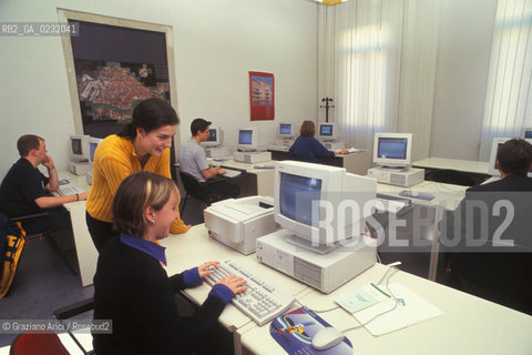 Caption: Nome:..ISOLA DI SAN SERVOLO: VENICE INTERNATIONAL UNIVERSITY....Localizzazione:..VENEZIA / ISOLA DI SAN SERVOLO  / LAGUNA SUD..VENICE / THE ISLE OF SAN SERVOLO / THE SOUTH  LAGOON..Soggetto:..ISOLA DI SAN SERVOLO / VENICE INTERNATIONAL UNIVERSITY / MENSA..THE ISLE OF SAN SERVOLO / REFECTORY..Cronologia:......Autore:......Stile:......Editori Stampatori:......Committenza:......Materia e Tecnica:......Collocazione:......Note:..DAL 1734 DIVENNE RICOVERO PER MALATTIE MENTALI FINO AL 1979 / DAL1982 OSPITA LA SCUOLA EUROPEA DI ONCOLOGIA E IL CENTRO EUROPEO PER RESTAURATORI / DAL 1996 E SEDE DELLA VENICE INTERNATIONAL UNIVERSITY / RIUSO..FROM 1734 TO 1979 IT WAS USED AS A MENTAL HOSPITAL / IN 1982  IT BECAME THE SEAT OF EUROPEAN SCHOOL OF ONCOLOGY  AND  OF THE EUROPEAN  CENTRE FOR RESTORERS / IN 1996 IT BECAME THE SEAT OF THE VENICE INTERNATIONAL UNIVERSITY /  RE-USE ..Riproduzione Fotografica:..Graziano Arici/Rosebud2 ...Copyright:..Graziano Arici / rosebud2/....Data:..1993....Costo:..A....Key:..ISOLE ABBANDONATE..UNINHABITED ISLANDS