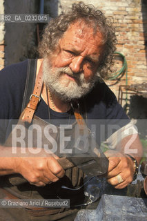 Nome:..ISOLA DI SAN SERVOLO: CENTRO EUROPEO PER RESTAURATORI....Localizzazione:..VENEZIA / ISOLA DI SAN SERVOLO  / LAGUNA SUD..VENICE / THE ISLE OF SAN SERVOLO / THE SOUTH  LAGOON..Soggetto:..ISOLA DI SAN SERVOLO / CENTRO EUROPEO PER RESTAURATORI / ATTREZZI FABBRO..THE ISLE OF SAN SERVOLO / THE EUROPEAN CENTRE FOR RESTORERS / TOOLS..Cronologia:......Autore:......Stile:......Editori Stampatori:......Committenza:......Materia e Tecnica:......Collocazione:......Note:..DAL 1734 DIVENNE RICOVERO PER MALATTIE MENTALI FINO AL 1979 / DAL1982 OSPITA LA SCUOLA EUROPEA DI ONCOLOGIA E IL CENTRO EUROPEO PER RESTAURATORI / DAL 1996 E SEDE DELLA VENICE INTERNATIONAL UNIVERSITY / RIUSO..FROM 1734 TO 1979 IT WAS USED AS A MENTAL HOSPITAL / IN 1982  IT BECAME THE SEAT OF EUROPEAN SCHOOL OF ONCOLOGY  AND  OF THE EUROPEAN  CENTRE FOR RESTORERS / IN 1996 IT BECAME THE SEAT OF THE VENICE INTERNATIONAL UNIVERSITY /  RE-USE ..Riproduzione Fotografica:..Graziano Arici/Rosebud2 ...Copyright:..Graziano Arici / rosebud2/....Data:..1993....Costo:..A....Key:..ISOLE ABBANDONATE..UNINHABITED ISLANDS