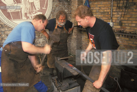 Nome:..ISOLA DI SAN SERVOLO: CENTRO EUROPEO PER RESTAURATORI....Localizzazione:..VENEZIA / ISOLA DI SAN SERVOLO  / LAGUNA SUD..VENICE / THE ISLE OF SAN SERVOLO / THE SOUTH  LAGOON..Soggetto:..ISOLA DI SAN SERVOLO / CENTRO EUROPEO PER RESTAURATORI / ATTREZZI FABBRO..THE ISLE OF SAN SERVOLO / THE EUROPEAN CENTRE FOR RESTORERS / TOOLS..Cronologia:......Autore:......Stile:......Editori Stampatori:......Committenza:......Materia e Tecnica:......Collocazione:......Note:..DAL 1734 DIVENNE RICOVERO PER MALATTIE MENTALI FINO AL 1979 / DAL1982 OSPITA LA SCUOLA EUROPEA DI ONCOLOGIA E IL CENTRO EUROPEO PER RESTAURATORI / DAL 1996 E SEDE DELLA VENICE INTERNATIONAL UNIVERSITY / RIUSO..FROM 1734 TO 1979 IT WAS USED AS A MENTAL HOSPITAL / IN 1982  IT BECAME THE SEAT OF EUROPEAN SCHOOL OF ONCOLOGY  AND  OF THE EUROPEAN  CENTRE FOR RESTORERS / IN 1996 IT BECAME THE SEAT OF THE VENICE INTERNATIONAL UNIVERSITY /  RE-USE ..Riproduzione Fotografica:..Graziano Arici/Rosebud2 ...Copyright:..Graziano Arici / rosebud2/....Data:..1993....Costo:..A....Key:..ISOLE ABBANDONATE..UNINHABITED ISLANDS