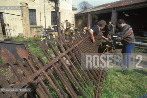 Nome:..ISOLA DI SAN SERVOLO: CENTRO EUROPEO PER RESTAURATORI....Localizzazione:..VENEZIA / ISOLA DI SAN SERVOLO  / LAGUNA SUD..VENICE / THE ISLE OF SAN SERVOLO / THE SOUTH  LAGOON..Soggetto:..ISOLA DI SAN SERVOLO / CENTRO EUROPEO PER RESTAURATORI / ATTREZZI FABBRO..THE ISLE OF SAN SERVOLO / THE EUROPEAN CENTRE FOR RESTORERS / TOOLS..Cronologia:......Autore:......Stile:......Editori Stampatori:......Committenza:......Materia e Tecnica:......Collocazione:......Note:..DAL 1734 DIVENNE RICOVERO PER MALATTIE MENTALI FINO AL 1979 / DAL1982 OSPITA LA SCUOLA EUROPEA DI ONCOLOGIA E IL CENTRO EUROPEO PER RESTAURATORI / DAL 1996 E SEDE DELLA VENICE INTERNATIONAL UNIVERSITY / RIUSO..FROM 1734 TO 1979 IT WAS USED AS A MENTAL HOSPITAL / IN 1982  IT BECAME THE SEAT OF EUROPEAN SCHOOL OF ONCOLOGY  AND  OF THE EUROPEAN  CENTRE FOR RESTORERS / IN 1996 IT BECAME THE SEAT OF THE VENICE INTERNATIONAL UNIVERSITY /  RE-USE ..Riproduzione Fotografica:..Graziano Arici/Rosebud2 ...Copyright:..Graziano Arici / rosebud2/....Data:..1993....Costo:..A....Key:..ISOLE ABBANDONATE..UNINHABITED ISLANDS