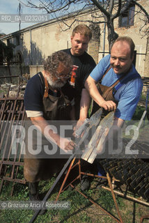 Nome:..ISOLA DI SAN SERVOLO: CENTRO EUROPEO PER RESTAURATORI....Localizzazione:..VENEZIA / ISOLA DI SAN SERVOLO  / LAGUNA SUD..VENICE / THE ISLE OF SAN SERVOLO / THE SOUTH  LAGOON..Soggetto:..ISOLA DI SAN SERVOLO / CENTRO EUROPEO PER RESTAURATORI / ATTREZZI FABBRO..THE ISLE OF SAN SERVOLO / THE EUROPEAN CENTRE FOR RESTORERS / TOOLS..Cronologia:......Autore:......Stile:......Editori Stampatori:......Committenza:......Materia e Tecnica:......Collocazione:......Note:..DAL 1734 DIVENNE RICOVERO PER MALATTIE MENTALI FINO AL 1979 / DAL1982 OSPITA LA SCUOLA EUROPEA DI ONCOLOGIA E IL CENTRO EUROPEO PER RESTAURATORI / DAL 1996 E SEDE DELLA VENICE INTERNATIONAL UNIVERSITY / RIUSO..FROM 1734 TO 1979 IT WAS USED AS A MENTAL HOSPITAL / IN 1982  IT BECAME THE SEAT OF EUROPEAN SCHOOL OF ONCOLOGY  AND  OF THE EUROPEAN  CENTRE FOR RESTORERS / IN 1996 IT BECAME THE SEAT OF THE VENICE INTERNATIONAL UNIVERSITY /  RE-USE ..Riproduzione Fotografica:..Graziano Arici/Rosebud2 ...Copyright:..Graziano Arici / rosebud2/....Data:..1993....Costo:..A....Key:..ISOLE ABBANDONATE..UNINHABITED ISLANDS