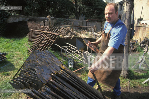 Nome:..ISOLA DI SAN SERVOLO: CENTRO EUROPEO PER RESTAURATORI....Localizzazione:..VENEZIA / ISOLA DI SAN SERVOLO  / LAGUNA SUD..VENICE / THE ISLE OF SAN SERVOLO / THE SOUTH  LAGOON..Soggetto:..ISOLA DI SAN SERVOLO / CENTRO EUROPEO PER RESTAURATORI / ATTREZZI FABBRO..THE ISLE OF SAN SERVOLO / THE EUROPEAN CENTRE FOR RESTORERS / TOOLS..Cronologia:......Autore:......Stile:......Editori Stampatori:......Committenza:......Materia e Tecnica:......Collocazione:......Note:..DAL 1734 DIVENNE RICOVERO PER MALATTIE MENTALI FINO AL 1979 / DAL1982 OSPITA LA SCUOLA EUROPEA DI ONCOLOGIA E IL CENTRO EUROPEO PER RESTAURATORI / DAL 1996 E SEDE DELLA VENICE INTERNATIONAL UNIVERSITY / RIUSO..FROM 1734 TO 1979 IT WAS USED AS A MENTAL HOSPITAL / IN 1982  IT BECAME THE SEAT OF EUROPEAN SCHOOL OF ONCOLOGY  AND  OF THE EUROPEAN  CENTRE FOR RESTORERS / IN 1996 IT BECAME THE SEAT OF THE VENICE INTERNATIONAL UNIVERSITY /  RE-USE ..Riproduzione Fotografica:..Graziano Arici/Rosebud2 ...Copyright:..Graziano Arici / rosebud2/....Data:..1993....Costo:..A....Key:..ISOLE ABBANDONATE..UNINHABITED ISLANDS