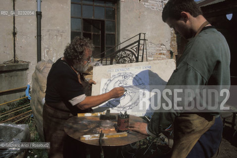 Nome:..ISOLA DI SAN SERVOLO: CENTRO EUROPEO PER RESTAURATORI....Localizzazione:..VENEZIA / ISOLA DI SAN SERVOLO  / LAGUNA SUD..VENICE / THE ISLE OF SAN SERVOLO / THE SOUTH  LAGOON..Soggetto:..ISOLA DI SAN SERVOLO / CENTRO EUROPEO PER RESTAURATORI / ATTREZZI FABBRO..THE ISLE OF SAN SERVOLO / THE EUROPEAN CENTRE FOR RESTORERS / TOOLS..Cronologia:......Autore:......Stile:......Editori Stampatori:......Committenza:......Materia e Tecnica:......Collocazione:......Note:..DAL 1734 DIVENNE RICOVERO PER MALATTIE MENTALI FINO AL 1979 / DAL1982 OSPITA LA SCUOLA EUROPEA DI ONCOLOGIA E IL CENTRO EUROPEO PER RESTAURATORI / DAL 1996 E SEDE DELLA VENICE INTERNATIONAL UNIVERSITY / RIUSO..FROM 1734 TO 1979 IT WAS USED AS A MENTAL HOSPITAL / IN 1982  IT BECAME THE SEAT OF EUROPEAN SCHOOL OF ONCOLOGY  AND  OF THE EUROPEAN  CENTRE FOR RESTORERS / IN 1996 IT BECAME THE SEAT OF THE VENICE INTERNATIONAL UNIVERSITY /  RE-USE ..Riproduzione Fotografica:..Graziano Arici/Rosebud2 ...Copyright:..Graziano Arici / rosebud2/....Data:..1993....Costo:..A....Key:..ISOLE ABBANDONATE..UNINHABITED ISLANDS