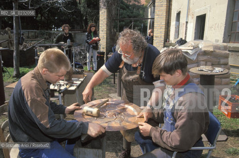 Nome:..ISOLA DI SAN SERVOLO: CENTRO EUROPEO PER RESTAURATORI....Localizzazione:..VENEZIA / ISOLA DI SAN SERVOLO  / LAGUNA SUD..VENICE / THE ISLE OF SAN SERVOLO / THE SOUTH  LAGOON..Soggetto:..ISOLA DI SAN SERVOLO / CENTRO EUROPEO PER RESTAURATORI / ATTREZZI FABBRO..THE ISLE OF SAN SERVOLO / THE EUROPEAN CENTRE FOR RESTORERS / TOOLS..Cronologia:......Autore:......Stile:......Editori Stampatori:......Committenza:......Materia e Tecnica:......Collocazione:......Note:..DAL 1734 DIVENNE RICOVERO PER MALATTIE MENTALI FINO AL 1979 / DAL1982 OSPITA LA SCUOLA EUROPEA DI ONCOLOGIA E IL CENTRO EUROPEO PER RESTAURATORI / DAL 1996 E SEDE DELLA VENICE INTERNATIONAL UNIVERSITY / RIUSO..FROM 1734 TO 1979 IT WAS USED AS A MENTAL HOSPITAL / IN 1982  IT BECAME THE SEAT OF EUROPEAN SCHOOL OF ONCOLOGY  AND  OF THE EUROPEAN  CENTRE FOR RESTORERS / IN 1996 IT BECAME THE SEAT OF THE VENICE INTERNATIONAL UNIVERSITY /  RE-USE ..Riproduzione Fotografica:..Graziano Arici/Rosebud2 ...Copyright:..Graziano Arici / rosebud2/....Data:..1993....Costo:..A....Key:..ISOLE ABBANDONATE..UNINHABITED ISLANDS