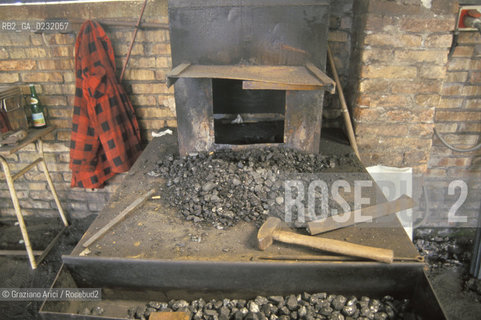 Nome:..ISOLA DI SAN SERVOLO: CENTRO EUROPEO PER RESTAURATORI....Localizzazione:..VENEZIA / ISOLA DI SAN SERVOLO  / LAGUNA SUD..VENICE / THE ISLE OF SAN SERVOLO / THE SOUTH  LAGOON..Soggetto:..ISOLA DI SAN SERVOLO / CENTRO EUROPEO PER RESTAURATORI / ATTREZZI FABBRO..THE ISLE OF SAN SERVOLO / THE EUROPEAN CENTRE FOR RESTORERS / TOOLS..Cronologia:......Autore:......Stile:......Editori Stampatori:......Committenza:......Materia e Tecnica:......Collocazione:......Note:..DAL 1734 DIVENNE RICOVERO PER MALATTIE MENTALI FINO AL 1979 / DAL1982 OSPITA LA SCUOLA EUROPEA DI ONCOLOGIA E IL CENTRO EUROPEO PER RESTAURATORI / DAL 1996 E SEDE DELLA VENICE INTERNATIONAL UNIVERSITY / RIUSO..FROM 1734 TO 1979 IT WAS USED AS A MENTAL HOSPITAL / IN 1982  IT BECAME THE SEAT OF EUROPEAN SCHOOL OF ONCOLOGY  AND  OF THE EUROPEAN  CENTRE FOR RESTORERS / IN 1996 IT BECAME THE SEAT OF THE VENICE INTERNATIONAL UNIVERSITY /  RE-USE ..Riproduzione Fotografica:..Graziano Arici/Rosebud2 ...Copyright:..Graziano Arici / rosebud2/....Data:..1993....Costo:..A....Key:..ISOLE ABBANDONATE..UNINHABITED ISLANDS