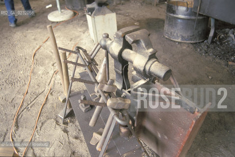 Nome:..ISOLA DI SAN SERVOLO: CENTRO EUROPEO PER RESTAURATORI....Localizzazione:..VENEZIA / ISOLA DI SAN SERVOLO  / LAGUNA SUD..VENICE / THE ISLE OF SAN SERVOLO / THE SOUTH  LAGOON..Soggetto:..ISOLA DI SAN SERVOLO / CENTRO EUROPEO PER RESTAURATORI / ATTREZZI FABBRO..THE ISLE OF SAN SERVOLO / THE EUROPEAN CENTRE FOR RESTORERS / TOOLS..Cronologia:......Autore:......Stile:......Editori Stampatori:......Committenza:......Materia e Tecnica:......Collocazione:......Note:..DAL 1734 DIVENNE RICOVERO PER MALATTIE MENTALI FINO AL 1979 / DAL1982 OSPITA LA SCUOLA EUROPEA DI ONCOLOGIA E IL CENTRO EUROPEO PER RESTAURATORI / DAL 1996 E SEDE DELLA VENICE INTERNATIONAL UNIVERSITY / RIUSO..FROM 1734 TO 1979 IT WAS USED AS A MENTAL HOSPITAL / IN 1982  IT BECAME THE SEAT OF EUROPEAN SCHOOL OF ONCOLOGY  AND  OF THE EUROPEAN  CENTRE FOR RESTORERS / IN 1996 IT BECAME THE SEAT OF THE VENICE INTERNATIONAL UNIVERSITY /  RE-USE ..Riproduzione Fotografica:..Graziano Arici/Rosebud2 ...Copyright:..Graziano Arici / rosebud2/....Data:..1993....Costo:..A....Key:..ISOLE ABBANDONATE..UNINHABITED ISLANDS