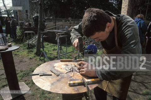 Nome:..ISOLA DI SAN SERVOLO: CENTRO EUROPEO PER RESTAURATORI....Localizzazione:..VENEZIA / ISOLA DI SAN SERVOLO  / LAGUNA SUD..VENICE / THE ISLE OF SAN SERVOLO / THE SOUTH  LAGOON..Soggetto:..ISOLA DI SAN SERVOLO / CENTRO EUROPEO PER RESTAURATORI / ATTREZZI FABBRO..THE ISLE OF SAN SERVOLO / THE EUROPEAN CENTRE FOR RESTORERS / TOOLS..Cronologia:......Autore:......Stile:......Editori Stampatori:......Committenza:......Materia e Tecnica:......Collocazione:......Note:..DAL 1734 DIVENNE RICOVERO PER MALATTIE MENTALI FINO AL 1979 / DAL1982 OSPITA LA SCUOLA EUROPEA DI ONCOLOGIA E IL CENTRO EUROPEO PER RESTAURATORI / DAL 1996 E SEDE DELLA VENICE INTERNATIONAL UNIVERSITY / RIUSO..FROM 1734 TO 1979 IT WAS USED AS A MENTAL HOSPITAL / IN 1982  IT BECAME THE SEAT OF EUROPEAN SCHOOL OF ONCOLOGY  AND  OF THE EUROPEAN  CENTRE FOR RESTORERS / IN 1996 IT BECAME THE SEAT OF THE VENICE INTERNATIONAL UNIVERSITY /  RE-USE ..Riproduzione Fotografica:..Graziano Arici/Rosebud2 ...Copyright:..Graziano Arici / rosebud2/....Data:..1993....Costo:..A....Key:..ISOLE ABBANDONATE..UNINHABITED ISLANDS