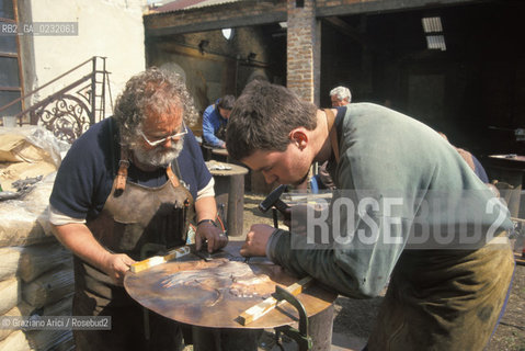 Nome:..ISOLA DI SAN SERVOLO: CENTRO EUROPEO PER RESTAURATORI....Localizzazione:..VENEZIA / ISOLA DI SAN SERVOLO  / LAGUNA SUD..VENICE / THE ISLE OF SAN SERVOLO / THE SOUTH  LAGOON..Soggetto:..ISOLA DI SAN SERVOLO / CENTRO EUROPEO PER RESTAURATORI / ATTREZZI FABBRO..THE ISLE OF SAN SERVOLO / THE EUROPEAN CENTRE FOR RESTORERS / TOOLS..Cronologia:......Autore:......Stile:......Editori Stampatori:......Committenza:......Materia e Tecnica:......Collocazione:......Note:..DAL 1734 DIVENNE RICOVERO PER MALATTIE MENTALI FINO AL 1979 / DAL1982 OSPITA LA SCUOLA EUROPEA DI ONCOLOGIA E IL CENTRO EUROPEO PER RESTAURATORI / DAL 1996 E SEDE DELLA VENICE INTERNATIONAL UNIVERSITY / RIUSO..FROM 1734 TO 1979 IT WAS USED AS A MENTAL HOSPITAL / IN 1982  IT BECAME THE SEAT OF EUROPEAN SCHOOL OF ONCOLOGY  AND  OF THE EUROPEAN  CENTRE FOR RESTORERS / IN 1996 IT BECAME THE SEAT OF THE VENICE INTERNATIONAL UNIVERSITY /  RE-USE ..Riproduzione Fotografica:..Graziano Arici/Rosebud2 ...Copyright:..Graziano Arici / rosebud2/....Data:..1993....Costo:..A....Key:..ISOLE ABBANDONATE..UNINHABITED ISLANDS