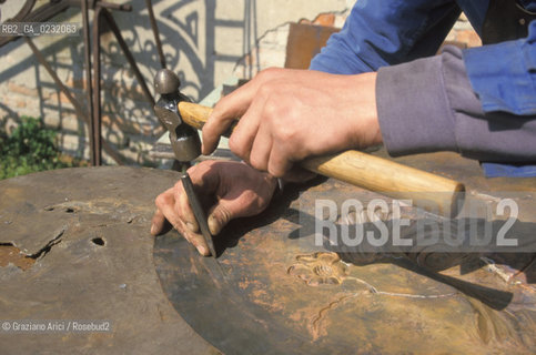 Nome:..ISOLA DI SAN SERVOLO: CENTRO EUROPEO PER RESTAURATORI....Localizzazione:..VENEZIA / ISOLA DI SAN SERVOLO  / LAGUNA SUD..VENICE / THE ISLE OF SAN SERVOLO / THE SOUTH  LAGOON..Soggetto:..ISOLA DI SAN SERVOLO / CENTRO EUROPEO PER RESTAURATORI / ATTREZZI FABBRO..THE ISLE OF SAN SERVOLO / THE EUROPEAN CENTRE FOR RESTORERS / TOOLS..Cronologia:......Autore:......Stile:......Editori Stampatori:......Committenza:......Materia e Tecnica:......Collocazione:......Note:..DAL 1734 DIVENNE RICOVERO PER MALATTIE MENTALI FINO AL 1979 / DAL1982 OSPITA LA SCUOLA EUROPEA DI ONCOLOGIA E IL CENTRO EUROPEO PER RESTAURATORI / DAL 1996 E SEDE DELLA VENICE INTERNATIONAL UNIVERSITY / RIUSO..FROM 1734 TO 1979 IT WAS USED AS A MENTAL HOSPITAL / IN 1982  IT BECAME THE SEAT OF EUROPEAN SCHOOL OF ONCOLOGY  AND  OF THE EUROPEAN  CENTRE FOR RESTORERS / IN 1996 IT BECAME THE SEAT OF THE VENICE INTERNATIONAL UNIVERSITY /  RE-USE ..Riproduzione Fotografica:..Graziano Arici/Rosebud2 ...Copyright:..Graziano Arici / rosebud2/....Data:..1993....Costo:..A....Key:..ISOLE ABBANDONATE..UNINHABITED ISLANDS