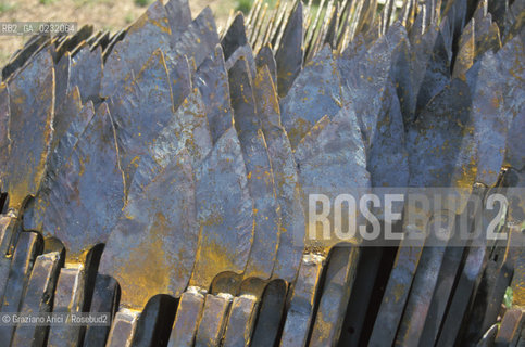 Nome:..ISOLA DI SAN SERVOLO: CENTRO EUROPEO PER RESTAURATORI....Localizzazione:..VENEZIA / ISOLA DI SAN SERVOLO  / LAGUNA SUD..VENICE / THE ISLE OF SAN SERVOLO / THE SOUTH  LAGOON..Soggetto:..ISOLA DI SAN SERVOLO / CENTRO EUROPEO PER RESTAURATORI / ATTREZZI FABBRO..THE ISLE OF SAN SERVOLO / THE EUROPEAN CENTRE FOR RESTORERS / TOOLS..Cronologia:......Autore:......Stile:......Editori Stampatori:......Committenza:......Materia e Tecnica:......Collocazione:......Note:..DAL 1734 DIVENNE RICOVERO PER MALATTIE MENTALI FINO AL 1979 / DAL1982 OSPITA LA SCUOLA EUROPEA DI ONCOLOGIA E IL CENTRO EUROPEO PER RESTAURATORI / DAL 1996 E SEDE DELLA VENICE INTERNATIONAL UNIVERSITY / RIUSO..FROM 1734 TO 1979 IT WAS USED AS A MENTAL HOSPITAL / IN 1982  IT BECAME THE SEAT OF EUROPEAN SCHOOL OF ONCOLOGY  AND  OF THE EUROPEAN  CENTRE FOR RESTORERS / IN 1996 IT BECAME THE SEAT OF THE VENICE INTERNATIONAL UNIVERSITY /  RE-USE ..Riproduzione Fotografica:..Graziano Arici/Rosebud2 ...Copyright:..Graziano Arici / rosebud2/....Data:..1993....Costo:..A....Key:..ISOLE ABBANDONATE..UNINHABITED ISLANDS