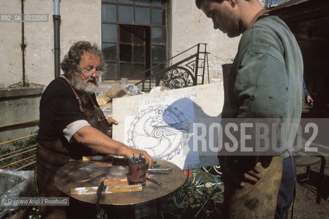 Nome:..ISOLA DI SAN SERVOLO: CENTRO EUROPEO PER RESTAURATORI....Localizzazione:..VENEZIA / ISOLA DI SAN SERVOLO  / LAGUNA SUD..VENICE / THE ISLE OF SAN SERVOLO / THE SOUTH  LAGOON..Soggetto:..ISOLA DI SAN SERVOLO / CENTRO EUROPEO PER RESTAURATORI / ATTREZZI FABBRO..THE ISLE OF SAN SERVOLO / THE EUROPEAN CENTRE FOR RESTORERS / TOOLS..Cronologia:......Autore:......Stile:......Editori Stampatori:......Committenza:......Materia e Tecnica:......Collocazione:......Note:..DAL 1734 DIVENNE RICOVERO PER MALATTIE MENTALI FINO AL 1979 / DAL1982 OSPITA LA SCUOLA EUROPEA DI ONCOLOGIA E IL CENTRO EUROPEO PER RESTAURATORI / DAL 1996 E SEDE DELLA VENICE INTERNATIONAL UNIVERSITY / RIUSO..FROM 1734 TO 1979 IT WAS USED AS A MENTAL HOSPITAL / IN 1982  IT BECAME THE SEAT OF EUROPEAN SCHOOL OF ONCOLOGY  AND  OF THE EUROPEAN  CENTRE FOR RESTORERS / IN 1996 IT BECAME THE SEAT OF THE VENICE INTERNATIONAL UNIVERSITY /  RE-USE ..Riproduzione Fotografica:..Graziano Arici/Rosebud2 ...Copyright:..Graziano Arici / rosebud2/....Data:..1993....Costo:..A....Key:..ISOLE ABBANDONATE..UNINHABITED ISLANDS