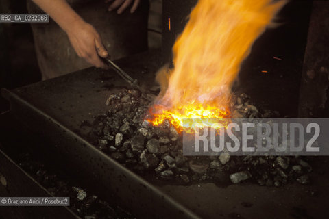 Nome:..ISOLA DI SAN SERVOLO: CENTRO EUROPEO PER RESTAURATORI....Localizzazione:..VENEZIA / ISOLA DI SAN SERVOLO  / LAGUNA SUD..VENICE / THE ISLE OF SAN SERVOLO / THE SOUTH  LAGOON..Soggetto:..ISOLA DI SAN SERVOLO / CENTRO EUROPEO PER RESTAURATORI / ATTREZZI FABBRO FUOCO..THE ISLE OF SAN SERVOLO / THE EUROPEAN CENTRE FOR RESTORERS / TOOLS..Cronologia:......Autore:......Stile:......Editori Stampatori:......Committenza:......Materia e Tecnica:......Collocazione:......Note:..DAL 1734 DIVENNE RICOVERO PER MALATTIE MENTALI FINO AL 1979 / DAL1982 OSPITA LA SCUOLA EUROPEA DI ONCOLOGIA E IL CENTRO EUROPEO PER RESTAURATORI / DAL 1996 E SEDE DELLA VENICE INTERNATIONAL UNIVERSITY / RIUSO..FROM 1734 TO 1979 IT WAS USED AS A MENTAL HOSPITAL / IN 1982  IT BECAME THE SEAT OF EUROPEAN SCHOOL OF ONCOLOGY  AND  OF THE EUROPEAN  CENTRE FOR RESTORERS / IN 1996 IT BECAME THE SEAT OF THE VENICE INTERNATIONAL UNIVERSITY /  RE-USE ..Riproduzione Fotografica:..Graziano Arici/Rosebud2 ...Copyright:..Graziano Arici / rosebud2/....Data:..1993....Costo:..A....Key:..ISOLE ABBANDONATE..UNINHABITED ISLANDS