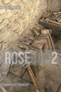 Nome:..ISOLA DI SAN SERVOLO: CENTRO EUROPEO PER RESTAURATORI....Localizzazione:..VENEZIA / ISOLA DI SAN SERVOLO  / LAGUNA SUD..VENICE / THE ISLE OF SAN SERVOLO / THE SOUTH  LAGOON..Soggetto:..ISOLA DI SAN SERVOLO / CENTRO EUROPEO PER RESTAURATORI / ATTREZZI FABBRO MARTELLO..THE ISLE OF SAN SERVOLO / THE EUROPEAN CENTRE FOR RESTORERS / TOOLS..Cronologia:......Autore:......Stile:......Editori Stampatori:......Committenza:......Materia e Tecnica:......Collocazione:......Note:..DAL 1734 DIVENNE RICOVERO PER MALATTIE MENTALI FINO AL 1979 / DAL1982 OSPITA LA SCUOLA EUROPEA DI ONCOLOGIA E IL CENTRO EUROPEO PER RESTAURATORI / DAL 1996 E SEDE DELLA VENICE INTERNATIONAL UNIVERSITY / RIUSO..FROM 1734 TO 1979 IT WAS USED AS A MENTAL HOSPITAL / IN 1982  IT BECAME THE SEAT OF EUROPEAN SCHOOL OF ONCOLOGY  AND  OF THE EUROPEAN  CENTRE FOR RESTORERS / IN 1996 IT BECAME THE SEAT OF THE VENICE INTERNATIONAL UNIVERSITY /  RE-USE ..Riproduzione Fotografica:..Graziano Arici/Rosebud2 ...Copyright:..Graziano Arici / rosebud2/....Data:..1993....Costo:..A....Key:..ISOLE ABBANDONATE..UNINHABITED ISLANDS