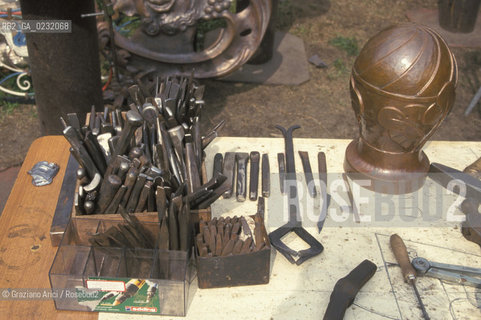 Nome:..ISOLA DI SAN SERVOLO: CENTRO EUROPEO PER RESTAURATORI....Localizzazione:..VENEZIA / ISOLA DI SAN SERVOLO  / LAGUNA SUD..VENICE / THE ISLE OF SAN SERVOLO / THE SOUTH  LAGOON..Soggetto:..ISOLA DI SAN SERVOLO / CENTRO EUROPEO PER RESTAURATORI / ATTREZZI FABBRO..THE ISLE OF SAN SERVOLO / THE EUROPEAN CENTRE FOR RESTORERS / TOOLS..Cronologia:......Autore:......Stile:......Editori Stampatori:......Committenza:......Materia e Tecnica:......Collocazione:......Note:..DAL 1734 DIVENNE RICOVERO PER MALATTIE MENTALI FINO AL 1979 / DAL1982 OSPITA LA SCUOLA EUROPEA DI ONCOLOGIA E IL CENTRO EUROPEO PER RESTAURATORI / DAL 1996 E SEDE DELLA VENICE INTERNATIONAL UNIVERSITY / RIUSO..FROM 1734 TO 1979 IT WAS USED AS A MENTAL HOSPITAL / IN 1982  IT BECAME THE SEAT OF EUROPEAN SCHOOL OF ONCOLOGY  AND  OF THE EUROPEAN  CENTRE FOR RESTORERS / IN 1996 IT BECAME THE SEAT OF THE VENICE INTERNATIONAL UNIVERSITY /  RE-USE ..Riproduzione Fotografica:..Graziano Arici/Rosebud2 ...Copyright:..Graziano Arici / rosebud2/....Data:..1993....Costo:..A....Key:..ISOLE ABBANDONATE..UNINHABITED ISLANDS