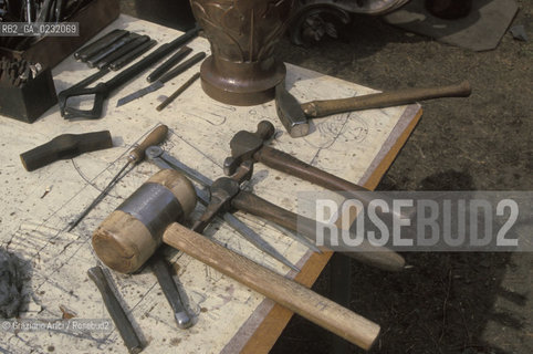 Nome:..ISOLA DI SAN SERVOLO: CENTRO EUROPEO PER RESTAURATORI....Localizzazione:..VENEZIA / ISOLA DI SAN SERVOLO  / LAGUNA SUD..VENICE / THE ISLE OF SAN SERVOLO / THE SOUTH  LAGOON..Soggetto:..ISOLA DI SAN SERVOLO / CENTRO EUROPEO PER RESTAURATORI / ATTREZZI FABBRO MARTELLO..THE ISLE OF SAN SERVOLO / THE EUROPEAN CENTRE FOR RESTORERS / TOOLS..Cronologia:......Autore:......Stile:......Editori Stampatori:......Committenza:......Materia e Tecnica:......Collocazione:......Note:..DAL 1734 DIVENNE RICOVERO PER MALATTIE MENTALI FINO AL 1979 / DAL1982 OSPITA LA SCUOLA EUROPEA DI ONCOLOGIA E IL CENTRO EUROPEO PER RESTAURATORI / DAL 1996 E SEDE DELLA VENICE INTERNATIONAL UNIVERSITY / RIUSO..FROM 1734 TO 1979 IT WAS USED AS A MENTAL HOSPITAL / IN 1982  IT BECAME THE SEAT OF EUROPEAN SCHOOL OF ONCOLOGY  AND  OF THE EUROPEAN  CENTRE FOR RESTORERS / IN 1996 IT BECAME THE SEAT OF THE VENICE INTERNATIONAL UNIVERSITY /  RE-USE ..Riproduzione Fotografica:..Graziano Arici/Rosebud2 ...Copyright:..Graziano Arici / rosebud2/....Data:..1993....Costo:..A....Key:..ISOLE ABBANDONATE..UNINHABITED ISLANDS