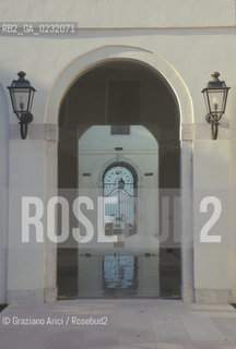 Nome:..ISOLA DI SAN SERVOLO: VENICE INTERNATIONAL UNIVERSITY....Localizzazione:..VENEZIA / ISOLA DI SAN SERVOLO  / LAGUNA SUD..VENICE / THE ISLE OF SAN SERVOLO / THE SOUTH  LAGOON..Soggetto:..ISOLA DI SAN SERVOLO / VENICE INTERNATIONAL UNIVERSITY ..THE ISLE OF SAN SERVOLO ..Cronologia:......Autore:......Stile:......Editori Stampatori:......Committenza:......Materia e Tecnica:......Collocazione:......Note:..DAL 1734 DIVENNE RICOVERO PER MALATTIE MENTALI FINO AL 1979 / DAL1982 OSPITA LA SCUOLA EUROPEA DI ONCOLOGIA E IL CENTRO EUROPEO PER RESTAURATORI / DAL 1996 E SEDE DELLA VENICE INTERNATIONAL UNIVERSITY / RIUSO..FROM 1734 TO 1979 IT WAS USED AS A MENTAL HOSPITAL / IN 1982  IT BECAME THE SEAT OF EUROPEAN SCHOOL OF ONCOLOGY  AND  OF THE EUROPEAN  CENTRE FOR RESTORERS / IN 1996 IT BECAME THE SEAT OF THE VENICE INTERNATIONAL UNIVERSITY /  RE-USE ..Riproduzione Fotografica:..Graziano Arici/Rosebud2 ...Copyright:..Graziano Arici / rosebud2/....Data:..2000....Costo:..A....Key:..ISOLE ABBANDONATE..UNINHABITED ISLANDS