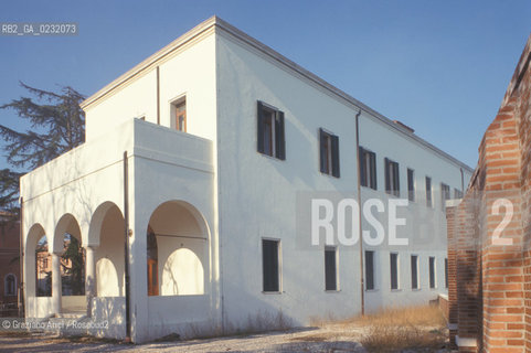 Nome:..ISOLA DI SAN SERVOLO: VENICE INTERNATIONAL UNIVERSITY....Localizzazione:..VENEZIA / ISOLA DI SAN SERVOLO  / LAGUNA SUD..VENICE / THE ISLE OF SAN SERVOLO / THE SOUTH  LAGOON..Soggetto:..ISOLA DI SAN SERVOLO / VENICE INTERNATIONAL UNIVERSITY ..THE ISLE OF SAN SERVOLO ..Cronologia:......Autore:......Stile:......Editori Stampatori:......Committenza:......Materia e Tecnica:......Collocazione:......Note:..DAL 1734 DIVENNE RICOVERO PER MALATTIE MENTALI FINO AL 1979 / DAL1982 OSPITA LA SCUOLA EUROPEA DI ONCOLOGIA E IL CENTRO EUROPEO PER RESTAURATORI / DAL 1996 E SEDE DELLA VENICE INTERNATIONAL UNIVERSITY / RIUSO..FROM 1734 TO 1979 IT WAS USED AS A MENTAL HOSPITAL / IN 1982  IT BECAME THE SEAT OF EUROPEAN SCHOOL OF ONCOLOGY  AND  OF THE EUROPEAN  CENTRE FOR RESTORERS / IN 1996 IT BECAME THE SEAT OF THE VENICE INTERNATIONAL UNIVERSITY /  RE-USE ..Riproduzione Fotografica:..Graziano Arici/Rosebud2 ...Copyright:..Graziano Arici / rosebud2/....Data:..2000....Costo:..A....Key:..ISOLE ABBANDONATE..UNINHABITED ISLANDS