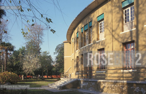 Nome:..ISOLA DI SAN SERVOLO: VENICE INTERNATIONAL UNIVERSITY....Localizzazione:..VENEZIA / ISOLA DI SAN SERVOLO  / LAGUNA SUD..VENICE / THE ISLE OF SAN SERVOLO / THE SOUTH  LAGOON..Soggetto:..ISOLA DI SAN SERVOLO / VENICE INTERNATIONAL UNIVERSITY ..THE ISLE OF SAN SERVOLO ..Cronologia:......Autore:......Stile:......Editori Stampatori:......Committenza:......Materia e Tecnica:......Collocazione:......Note:..DAL 1734 DIVENNE RICOVERO PER MALATTIE MENTALI FINO AL 1979 / DAL1982 OSPITA LA SCUOLA EUROPEA DI ONCOLOGIA E IL CENTRO EUROPEO PER RESTAURATORI / DAL 1996 E SEDE DELLA VENICE INTERNATIONAL UNIVERSITY / RIUSO..FROM 1734 TO 1979 IT WAS USED AS A MENTAL HOSPITAL / IN 1982  IT BECAME THE SEAT OF EUROPEAN SCHOOL OF ONCOLOGY  AND  OF THE EUROPEAN  CENTRE FOR RESTORERS / IN 1996 IT BECAME THE SEAT OF THE VENICE INTERNATIONAL UNIVERSITY /  RE-USE ..Riproduzione Fotografica:..Graziano Arici/Rosebud2 ...Copyright:..Graziano Arici / rosebud2/....Data:..2000....Costo:..A....Key:..ISOLE ABBANDONATE..UNINHABITED ISLANDS