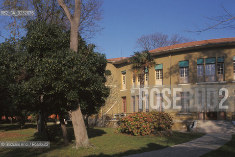 Nome:..ISOLA DI SAN SERVOLO: VENICE INTERNATIONAL UNIVERSITY....Localizzazione:..VENEZIA / ISOLA DI SAN SERVOLO  / LAGUNA SUD..VENICE / THE ISLE OF SAN SERVOLO / THE SOUTH  LAGOON..Soggetto:..ISOLA DI SAN SERVOLO / VENICE INTERNATIONAL UNIVERSITY ..THE ISLE OF SAN SERVOLO ..Cronologia:......Autore:......Stile:......Editori Stampatori:......Committenza:......Materia e Tecnica:......Collocazione:......Note:..DAL 1734 DIVENNE RICOVERO PER MALATTIE MENTALI FINO AL 1979 / DAL1982 OSPITA LA SCUOLA EUROPEA DI ONCOLOGIA E IL CENTRO EUROPEO PER RESTAURATORI / DAL 1996 E SEDE DELLA VENICE INTERNATIONAL UNIVERSITY / RIUSO..FROM 1734 TO 1979 IT WAS USED AS A MENTAL HOSPITAL / IN 1982  IT BECAME THE SEAT OF EUROPEAN SCHOOL OF ONCOLOGY  AND  OF THE EUROPEAN  CENTRE FOR RESTORERS / IN 1996 IT BECAME THE SEAT OF THE VENICE INTERNATIONAL UNIVERSITY /  RE-USE ..Riproduzione Fotografica:..Graziano Arici/Rosebud2 ...Copyright:..Graziano Arici / rosebud2/....Data:..2000....Costo:..A....Key:..ISOLE ABBANDONATE..UNINHABITED ISLANDS