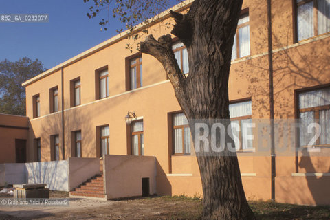 Nome:..ISOLA DI SAN SERVOLO: VENICE INTERNATIONAL UNIVERSITY....Localizzazione:..VENEZIA / ISOLA DI SAN SERVOLO  / LAGUNA SUD..VENICE / THE ISLE OF SAN SERVOLO / THE SOUTH  LAGOON..Soggetto:..ISOLA DI SAN SERVOLO / VENICE INTERNATIONAL UNIVERSITY ..THE ISLE OF SAN SERVOLO ..Cronologia:......Autore:......Stile:......Editori Stampatori:......Committenza:......Materia e Tecnica:......Collocazione:......Note:..DAL 1734 DIVENNE RICOVERO PER MALATTIE MENTALI FINO AL 1979 / DAL1982 OSPITA LA SCUOLA EUROPEA DI ONCOLOGIA E IL CENTRO EUROPEO PER RESTAURATORI / DAL 1996 E SEDE DELLA VENICE INTERNATIONAL UNIVERSITY / RIUSO..FROM 1734 TO 1979 IT WAS USED AS A MENTAL HOSPITAL / IN 1982  IT BECAME THE SEAT OF EUROPEAN SCHOOL OF ONCOLOGY  AND  OF THE EUROPEAN  CENTRE FOR RESTORERS / IN 1996 IT BECAME THE SEAT OF THE VENICE INTERNATIONAL UNIVERSITY /  RE-USE ..Riproduzione Fotografica:..Graziano Arici/Rosebud2 ...Copyright:..Graziano Arici / rosebud2/....Data:..2000....Costo:..A....Key:..ISOLE ABBANDONATE..UNINHABITED ISLANDS