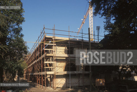 Nome:..ISOLA DI SAN SERVOLO: VENICE INTERNATIONAL UNIVERSITY....Localizzazione:..VENEZIA / ISOLA DI SAN SERVOLO  / LAGUNA SUD..VENICE / THE ISLE OF SAN SERVOLO / THE SOUTH  LAGOON..Soggetto:..ISOLA DI SAN SERVOLO / VENICE INTERNATIONAL UNIVERSITY ..THE ISLE OF SAN SERVOLO ..Cronologia:......Autore:......Stile:......Editori Stampatori:......Committenza:......Materia e Tecnica:......Collocazione:......Note:..DAL 1734 DIVENNE RICOVERO PER MALATTIE MENTALI FINO AL 1979 / DAL1982 OSPITA LA SCUOLA EUROPEA DI ONCOLOGIA E IL CENTRO EUROPEO PER RESTAURATORI / DAL 1996 E SEDE DELLA VENICE INTERNATIONAL UNIVERSITY / RIUSO..FROM 1734 TO 1979 IT WAS USED AS A MENTAL HOSPITAL / IN 1982  IT BECAME THE SEAT OF EUROPEAN SCHOOL OF ONCOLOGY  AND  OF THE EUROPEAN  CENTRE FOR RESTORERS / IN 1996 IT BECAME THE SEAT OF THE VENICE INTERNATIONAL UNIVERSITY /  RE-USE ..Riproduzione Fotografica:..Graziano Arici/Rosebud2 ...Copyright:..Graziano Arici / rosebud2/....Data:..2000....Costo:..A....Key:..ISOLE ABBANDONATE..UNINHABITED ISLANDS