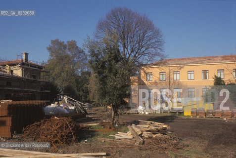 Nome:..ISOLA DI SAN SERVOLO: VENICE INTERNATIONAL UNIVERSITY....Localizzazione:..VENEZIA / ISOLA DI SAN SERVOLO  / LAGUNA SUD..VENICE / THE ISLE OF SAN SERVOLO / THE SOUTH  LAGOON..Soggetto:..ISOLA DI SAN SERVOLO / VENICE INTERNATIONAL UNIVERSITY ..THE ISLE OF SAN SERVOLO ..Cronologia:......Autore:......Stile:......Editori Stampatori:......Committenza:......Materia e Tecnica:......Collocazione:......Note:..DAL 1734 DIVENNE RICOVERO PER MALATTIE MENTALI FINO AL 1979 / DAL1982 OSPITA LA SCUOLA EUROPEA DI ONCOLOGIA E IL CENTRO EUROPEO PER RESTAURATORI / DAL 1996 E SEDE DELLA VENICE INTERNATIONAL UNIVERSITY / RIUSO..FROM 1734 TO 1979 IT WAS USED AS A MENTAL HOSPITAL / IN 1982  IT BECAME THE SEAT OF EUROPEAN SCHOOL OF ONCOLOGY  AND  OF THE EUROPEAN  CENTRE FOR RESTORERS / IN 1996 IT BECAME THE SEAT OF THE VENICE INTERNATIONAL UNIVERSITY /  RE-USE ..Riproduzione Fotografica:..Graziano Arici/Rosebud2 ...Copyright:..Graziano Arici / rosebud2/....Data:..2000....Costo:..A....Key:..ISOLE ABBANDONATE..UNINHABITED ISLANDS