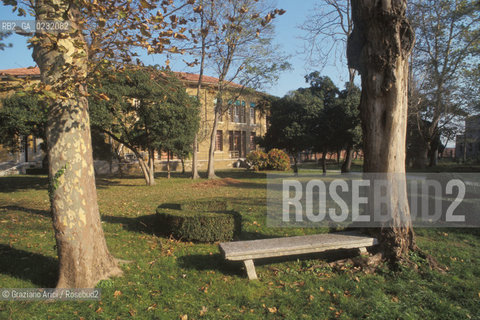 Nome:..ISOLA DI SAN SERVOLO: VENICE INTERNATIONAL UNIVERSITY....Localizzazione:..VENEZIA / ISOLA DI SAN SERVOLO  / LAGUNA SUD..VENICE / THE ISLE OF SAN SERVOLO / THE SOUTH  LAGOON..Soggetto:..ISOLA DI SAN SERVOLO / VENICE INTERNATIONAL UNIVERSITY ..THE ISLE OF SAN SERVOLO ..Cronologia:......Autore:......Stile:......Editori Stampatori:......Committenza:......Materia e Tecnica:......Collocazione:......Note:..DAL 1734 DIVENNE RICOVERO PER MALATTIE MENTALI FINO AL 1979 / DAL1982 OSPITA LA SCUOLA EUROPEA DI ONCOLOGIA E IL CENTRO EUROPEO PER RESTAURATORI / DAL 1996 E SEDE DELLA VENICE INTERNATIONAL UNIVERSITY / RIUSO..FROM 1734 TO 1979 IT WAS USED AS A MENTAL HOSPITAL / IN 1982  IT BECAME THE SEAT OF EUROPEAN SCHOOL OF ONCOLOGY  AND  OF THE EUROPEAN  CENTRE FOR RESTORERS / IN 1996 IT BECAME THE SEAT OF THE VENICE INTERNATIONAL UNIVERSITY /  RE-USE ..Riproduzione Fotografica:..Graziano Arici/Rosebud2 ...Copyright:..Graziano Arici / rosebud2/....Data:..2000....Costo:..A....Key:..ISOLE ABBANDONATE..UNINHABITED ISLANDS