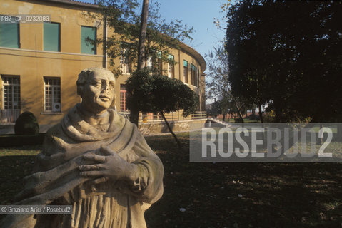 Nome:..ISOLA DI SAN SERVOLO: VENICE INTERNATIONAL UNIVERSITY....Localizzazione:..VENEZIA / ISOLA DI SAN SERVOLO  / LAGUNA SUD..VENICE / THE ISLE OF SAN SERVOLO / THE SOUTH  LAGOON..Soggetto:..ISOLA DI SAN SERVOLO / VENICE INTERNATIONAL UNIVERSITY ..THE ISLE OF SAN SERVOLO ..Cronologia:......Autore:......Stile:......Editori Stampatori:......Committenza:......Materia e Tecnica:......Collocazione:......Note:..DAL 1734 DIVENNE RICOVERO PER MALATTIE MENTALI FINO AL 1979 / DAL1982 OSPITA LA SCUOLA EUROPEA DI ONCOLOGIA E IL CENTRO EUROPEO PER RESTAURATORI / DAL 1996 E SEDE DELLA VENICE INTERNATIONAL UNIVERSITY / RIUSO..FROM 1734 TO 1979 IT WAS USED AS A MENTAL HOSPITAL / IN 1982  IT BECAME THE SEAT OF EUROPEAN SCHOOL OF ONCOLOGY  AND  OF THE EUROPEAN  CENTRE FOR RESTORERS / IN 1996 IT BECAME THE SEAT OF THE VENICE INTERNATIONAL UNIVERSITY /  RE-USE ..Riproduzione Fotografica:..Graziano Arici/Rosebud2 ...Copyright:..Graziano Arici / rosebud2/....Data:..2000....Costo:..A....Key:..ISOLE ABBANDONATE..UNINHABITED ISLANDS