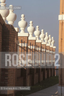 Nome:..ISOLA DI SAN SERVOLO: VENICE INTERNATIONAL UNIVERSITY....Localizzazione:..VENEZIA / ISOLA DI SAN SERVOLO  / LAGUNA SUD..VENICE / THE ISLE OF SAN SERVOLO / THE SOUTH  LAGOON..Soggetto:..ISOLA DI SAN SERVOLO / VENICE INTERNATIONAL UNIVERSITY ..THE ISLE OF SAN SERVOLO ..Cronologia:......Autore:......Stile:......Editori Stampatori:......Committenza:......Materia e Tecnica:......Collocazione:......Note:..DAL 1734 DIVENNE RICOVERO PER MALATTIE MENTALI FINO AL 1979 / DAL1982 OSPITA LA SCUOLA EUROPEA DI ONCOLOGIA E IL CENTRO EUROPEO PER RESTAURATORI / DAL 1996 E SEDE DELLA VENICE INTERNATIONAL UNIVERSITY / RIUSO..FROM 1734 TO 1979 IT WAS USED AS A MENTAL HOSPITAL / IN 1982  IT BECAME THE SEAT OF EUROPEAN SCHOOL OF ONCOLOGY  AND  OF THE EUROPEAN  CENTRE FOR RESTORERS / IN 1996 IT BECAME THE SEAT OF THE VENICE INTERNATIONAL UNIVERSITY /  RE-USE ..Riproduzione Fotografica:..Graziano Arici/Rosebud2 ...Copyright:..Graziano Arici / rosebud2/....Data:..2000....Costo:..A....Key:..ISOLE ABBANDONATE..UNINHABITED ISLANDS