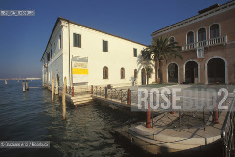 Nome:..ISOLA DI SAN SERVOLO: VENICE INTERNATIONAL UNIVERSITY....Localizzazione:..VENEZIA / ISOLA DI SAN SERVOLO  / LAGUNA SUD..VENICE / THE ISLE OF SAN SERVOLO / THE SOUTH  LAGOON..Soggetto:..ISOLA DI SAN SERVOLO / VENICE INTERNATIONAL UNIVERSITY ..THE ISLE OF SAN SERVOLO ..Cronologia:......Autore:......Stile:......Editori Stampatori:......Committenza:......Materia e Tecnica:......Collocazione:......Note:..DAL 1734 DIVENNE RICOVERO PER MALATTIE MENTALI FINO AL 1979 / DAL1982 OSPITA LA SCUOLA EUROPEA DI ONCOLOGIA E IL CENTRO EUROPEO PER RESTAURATORI / DAL 1996 E SEDE DELLA VENICE INTERNATIONAL UNIVERSITY / RIUSO..FROM 1734 TO 1979 IT WAS USED AS A MENTAL HOSPITAL / IN 1982  IT BECAME THE SEAT OF EUROPEAN SCHOOL OF ONCOLOGY  AND  OF THE EUROPEAN  CENTRE FOR RESTORERS / IN 1996 IT BECAME THE SEAT OF THE VENICE INTERNATIONAL UNIVERSITY /  RE-USE ..Riproduzione Fotografica:..Graziano Arici/Rosebud2 ...Copyright:..Graziano Arici / rosebud2/....Data:..2000....Costo:..A....Key:..ISOLE ABBANDONATE..UNINHABITED ISLANDS