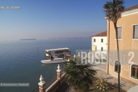 Nome:..ISOLA DI SAN SERVOLO: VENICE INTERNATIONAL UNIVERSITY....Localizzazione:..VENEZIA / ISOLA DI SAN SERVOLO  / LAGUNA SUD..VENICE / THE ISLE OF SAN SERVOLO / THE SOUTH  LAGOON..Soggetto:..ISOLA DI SAN SERVOLO / VENICE INTERNATIONAL UNIVERSITY ..THE ISLE OF SAN SERVOLO ..Cronologia:......Autore:......Stile:......Editori Stampatori:......Committenza:......Materia e Tecnica:......Collocazione:......Note:..DAL 1734 DIVENNE RICOVERO PER MALATTIE MENTALI FINO AL 1979 / DAL1982 OSPITA LA SCUOLA EUROPEA DI ONCOLOGIA E IL CENTRO EUROPEO PER RESTAURATORI / DAL 1996 E SEDE DELLA VENICE INTERNATIONAL UNIVERSITY / RIUSO..FROM 1734 TO 1979 IT WAS USED AS A MENTAL HOSPITAL / IN 1982  IT BECAME THE SEAT OF EUROPEAN SCHOOL OF ONCOLOGY  AND  OF THE EUROPEAN  CENTRE FOR RESTORERS / IN 1996 IT BECAME THE SEAT OF THE VENICE INTERNATIONAL UNIVERSITY /  RE-USE ..Riproduzione Fotografica:..Graziano Arici/Rosebud2 ...Copyright:..Graziano Arici / rosebud2/....Data:..2000....Costo:..A....Key:..ISOLE ABBANDONATE..UNINHABITED ISLANDS