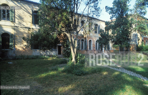 Nome:..ISOLA DI SAN SERVOLO: VENICE INTERNATIONAL UNIVERSITY....Localizzazione:..VENEZIA / ISOLA DI SAN SERVOLO  / LAGUNA SUD..VENICE / THE ISLE OF SAN SERVOLO / THE SOUTH  LAGOON..Soggetto:..ISOLA DI SAN SERVOLO / VENICE INTERNATIONAL UNIVERSITY ..THE ISLE OF SAN SERVOLO ..Cronologia:......Autore:......Stile:......Editori Stampatori:......Committenza:......Materia e Tecnica:......Collocazione:......Note:..DAL 1734 DIVENNE RICOVERO PER MALATTIE MENTALI FINO AL 1979 / DAL1982 OSPITA LA SCUOLA EUROPEA DI ONCOLOGIA E IL CENTRO EUROPEO PER RESTAURATORI / DAL 1996 E SEDE DELLA VENICE INTERNATIONAL UNIVERSITY / RIUSO..FROM 1734 TO 1979 IT WAS USED AS A MENTAL HOSPITAL / IN 1982  IT BECAME THE SEAT OF EUROPEAN SCHOOL OF ONCOLOGY  AND  OF THE EUROPEAN  CENTRE FOR RESTORERS / IN 1996 IT BECAME THE SEAT OF THE VENICE INTERNATIONAL UNIVERSITY /  RE-USE ..Riproduzione Fotografica:..Graziano Arici/Rosebud2 ...Copyright:..Graziano Arici / rosebud2/....Data:..2000....Costo:..A....Key:..ISOLE ABBANDONATE..UNINHABITED ISLANDS