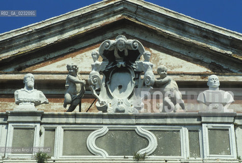 Caption: Nome:..ISOLA DI SAN SERVOLO: CHIESA....Localizzazione:..VENEZIA / ISOLA DI SAN SERVOLO  / LAGUNA SUD..VENICE / THE ISLE OF SAN SERVOLO / THE SOUTH  LAGOON..Soggetto:..ISOLA DI SAN SERVOLO / CHIESA / PARTICOLARE DELLA FACCIATA..THE ISLE OF SAN SERVOLO / CHURCH / DETAIL OF THE FACADE..Cronologia:..SEC. XVIII..XVIII CENTURY..Autore:..TEMANZA TOMASO / 1705 - 1789....Stile:......Editori Stampatori:......Committenza:......Materia e Tecnica:......Collocazione:......Note:..DAL 1734 DIVENNE RICOVERO PER MALATTIE MENTALI FINO AL 1979 / DAL1982 OSPITA LA SCUOLA EUROPEA DI ONCOLOGIA E IL CENTRO EUROPEO PER RESTAURATORI / DAL 1996 E SEDE DELLA VENICE INTERNATIONAL UNIVERSITY / RIUSO..FROM 1734 TO 1979 IT WAS USED AS A MENTAL HOSPITAL / IN 1982  IT BECAME THE SEAT OF EUROPEAN SCHOOL OF ONCOLOGY  AND  OF THE EUROPEAN  CENTRE FOR RESTORERS / IN 1996 IT BECAME THE SEAT OF THE VENICE INTERNATIONAL UNIVERSITY /  RE-USE ..Riproduzione Fotografica:..Graziano Arici/Rosebud2 ...Copyright:..Graziano Arici / rosebud2/....Data:..1993....Costo:..A....Key:..ISOLE ABBANDONATE / CHIESA..UNINHABITED ISLANDS / CHURCH