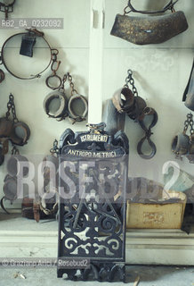 Caption: Nome:..ISOLA DI SAN SERVOLO: SISTEMI DI CONTENZIONE....Localizzazione:..VENEZIA / ISOLA DI SAN SERVOLO  / LAGUNA SUD..VENICE / THE ISLE OF SAN SERVOLO / THE SOUTH  LAGOON..Soggetto:..ISOLA DI SAN SERVOLO / EX OSPEDALE / SISTEMI DI CONTENZIONE..THE ISLE OF SAN SERVOLO / EX HOSPITAL / REPRESSING INSTRUMENTS..Cronologia:......Autore:......Stile:......Editori Stampatori:......Committenza:......Materia e Tecnica:......Collocazione:......Note:..DAL 1734 DIVENNE RICOVERO PER MALATTIE MENTALI FINO AL 1979 / DAL1982 OSPITA LA SCUOLA EUROPEA DI ONCOLOGIA E IL CENTRO EUROPEO PER RESTAURATORI / DAL 1996 E SEDE DELLA VENICE INTERNATIONAL UNIVERSITY / RIUSO..FROM 1734 TO 1979 IT WAS USED AS A MENTAL HOSPITAL / IN 1982  IT BECAME THE SEAT OF EUROPEAN SCHOOL OF ONCOLOGY  AND  OF THE EUROPEAN  CENTRE FOR RESTORERS / IN 1996 IT BECAME THE SEAT OF THE VENICE INTERNATIONAL UNIVERSITY /  RE-USE ..Riproduzione Fotografica:..Graziano Arici/Rosebud2 ...Copyright:..Graziano Arici / rosebud2/....Data:..1993....Costo:..A....Key:..ISOLE ABBANDONATE..UNINHABITED ISLANDS