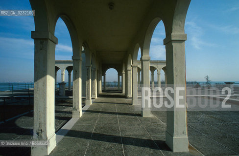 Caption: Nome:..ISOLA DI SACCA SESSOLA: OSPEDALE....Localizzazione:..VENEZIA / ISOLA DI SACCA SESSOLA / LAGUNA SUD..VENICE / THE ISLE OF SACCA SESSOLA / THE SOUTH LAGOON..Soggetto:..ISOLA DI SACCA SESSOLA / OSPEDALE..THE ISLE OF SACCA SESSOLA / THE HOSPITAL ..Cronologia:.. ....Autore:......Stile:......Editori Stampatori:.... ..Committenza:......Materia e Tecnica:......Collocazione:......Note:..DAL 1911 FINO AL 1979 FU USATA COME OSPEDALE..FROM 1911 TO 1979 IT WAS USED AS A HOSPITAL..Riproduzione Fotografica:..Graziano Arici/Rosebud2 ...Copyright:..Graziano Arici / rosebud2/....Data:..1993....Costo:..A....Key:..ISOLE ABBANDONATE / PALAZZI..UNINHABITED ISLANDS / PALACES