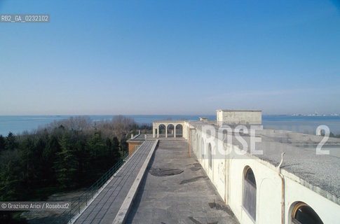 Caption: Nome:..ISOLA DI SACCA SESSOLA: OSPEDALE....Localizzazione:..VENEZIA / ISOLA DI SACCA SESSOLA / LAGUNA SUD..VENICE / THE ISLE OF SACCA SESSOLA / THE SOUTH LAGOON..Soggetto:..ISOLA DI SACCA SESSOLA / OSPEDALE..THE ISLE OF SACCA SESSOLA / THE HOSPITAL ..Cronologia:.. ....Autore:......Stile:......Editori Stampatori:.... ..Committenza:......Materia e Tecnica:......Collocazione:......Note:..DAL 1911 FINO AL 1979 FU USATA COME OSPEDALE..FROM 1911 TO 1979 IT WAS USED AS A HOSPITAL..Riproduzione Fotografica:..Graziano Arici/Rosebud2 ...Copyright:..Graziano Arici / rosebud2/....Data:..1993....Costo:..A....Key:..ISOLE ABBANDONATE / PALAZZI..UNINHABITED ISLANDS / PALACES