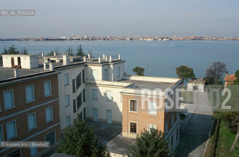 Caption: Nome:..ISOLA DI SACCA SESSOLA: OSPEDALE....Localizzazione:..VENEZIA / ISOLA DI SACCA SESSOLA / LAGUNA SUD..VENICE / THE ISLE OF SACCA SESSOLA / THE SOUTH LAGOON..Soggetto:..ISOLA DI SACCA SESSOLA / OSPEDALE..THE ISLE OF SACCA SESSOLA / THE HOSPITAL ..Cronologia:.. ....Autore:......Stile:......Editori Stampatori:.... ..Committenza:......Materia e Tecnica:......Collocazione:......Note:..DAL 1911 FINO AL 1979 FU USATA COME OSPEDALE..FROM 1911 TO 1979 IT WAS USED AS A HOSPITAL..Riproduzione Fotografica:..Graziano Arici/Rosebud2 ...Copyright:..Graziano Arici / rosebud2/....Data:..1993....Costo:..A....Key:..ISOLE ABBANDONATE / PALAZZI..UNINHABITED ISLANDS / PALACES