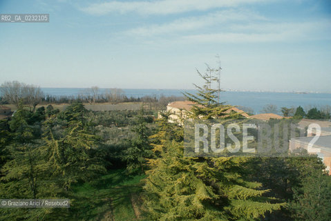 Caption: Nome:..ISOLA DI SACCA SESSOLA: OSPEDALE....Localizzazione:..VENEZIA / ISOLA DI SACCA SESSOLA / LAGUNA SUD..VENICE / THE ISLE OF SACCA SESSOLA / THE SOUTH LAGOON..Soggetto:..ISOLA DI SACCA SESSOLA / OSPEDALE PARCO GIARDINO..THE ISLE OF SACCA SESSOLA / THE HOSPITAL ..Cronologia:.. ....Autore:......Stile:......Editori Stampatori:.... ..Committenza:......Materia e Tecnica:......Collocazione:......Note:..DAL 1911 FINO AL 1979 FU USATA COME OSPEDALE..FROM 1911 TO 1979 IT WAS USED AS A HOSPITAL..Riproduzione Fotografica:..Graziano Arici/Rosebud2 ...Copyright:..Graziano Arici / rosebud2/....Data:..1993....Costo:..A....Key:..ISOLE ABBANDONATE / PALAZZI..UNINHABITED ISLANDS / PALACES