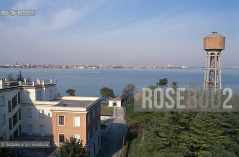 Caption: Nome:..ISOLA DI SACCA SESSOLA: OSPEDALE....Localizzazione:..VENEZIA / ISOLA DI SACCA SESSOLA / LAGUNA SUD..VENICE / THE ISLE OF SACCA SESSOLA / THE SOUTH LAGOON..Soggetto:..ISOLA DI SACCA SESSOLA / OSPEDALE..THE ISLE OF SACCA SESSOLA / THE HOSPITAL ..Cronologia:.. ....Autore:......Stile:......Editori Stampatori:.... ..Committenza:......Materia e Tecnica:......Collocazione:......Note:..DAL 1911 FINO AL 1979 FU USATA COME OSPEDALE..FROM 1911 TO 1979 IT WAS USED AS A HOSPITAL..Riproduzione Fotografica:..Graziano Arici/Rosebud2 ...Copyright:..Graziano Arici / rosebud2/....Data:..1993....Costo:..A....Key:..ISOLE ABBANDONATE / PALAZZI..UNINHABITED ISLANDS / PALACES