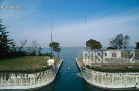 Caption: Nome:..ISOLA DI SACCA SESSOLA: DARSENA....Localizzazione:..VENEZIA / ISOLA DI SACCA SESSOLA / LAGUNA SUD..VENICE / THE ISLE OF SACCA SESSOLA / THE SOUTH LAGOON..Soggetto:..ISOLA DI SACCA SESSOLA / DARSENA ..THE ISLE OF SACCA SESSOLA / WET DOCK..Cronologia:.. ....Autore:......Stile:......Editori Stampatori:.... ..Committenza:......Materia e Tecnica:......Collocazione:......Note:..DAL 1911 FINO AL 1979 FU USATA COME OSPEDALE..FROM 1911 TO 1979 IT WAS USED AS A HOSPITAL..Riproduzione Fotografica:..Graziano Arici/Rosebud2 ...Copyright:..Graziano Arici / rosebud2/....Data:..1993....Costo:..A....Key:..ISOLE ABBANDONATE..UNINHABITED ISLANDS